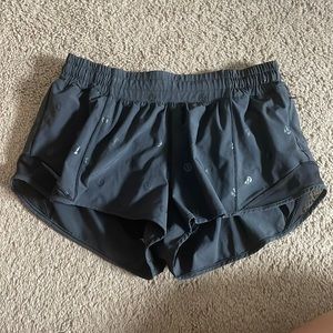Black lululemon printed hotty hot shorts